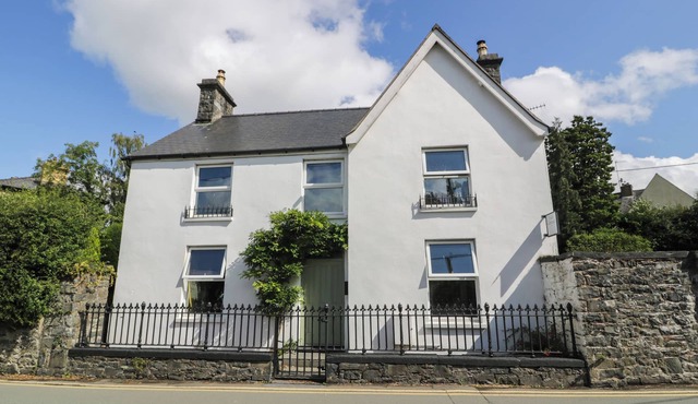 DALE COTTAGE, pet friendly, character holiday cottage in Llanrwst