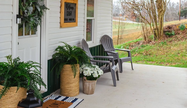 Dale Hollow Hideaway less then 4 miles to state park and state golf course.