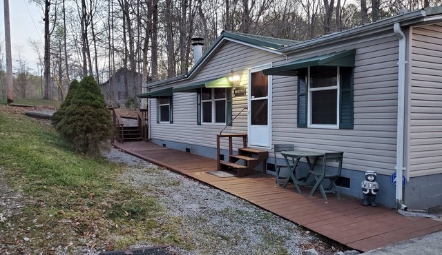 Dale Hollow Lake getaway tucked in the woods, one minute from the lake!