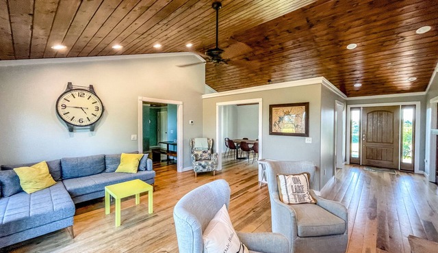 Dale Hollow Lakehouse, Hot Tub, gameroom, 2 SUPs, 4 acres, awesome views