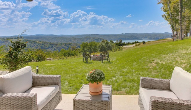 ‘Dale Hollow Sunset Studio’ w/Incredible Views!