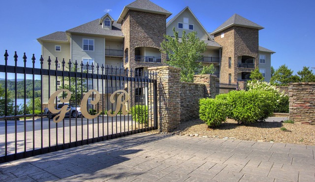 Dale's Lakefront Penthouse w/ 4 king beds, Fireplace, Hammock Sleeps 8