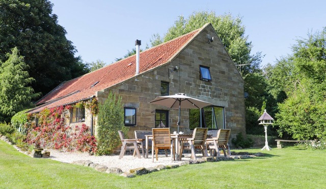 DALE VIEW, pet friendly, character holiday cottage in Lealholm