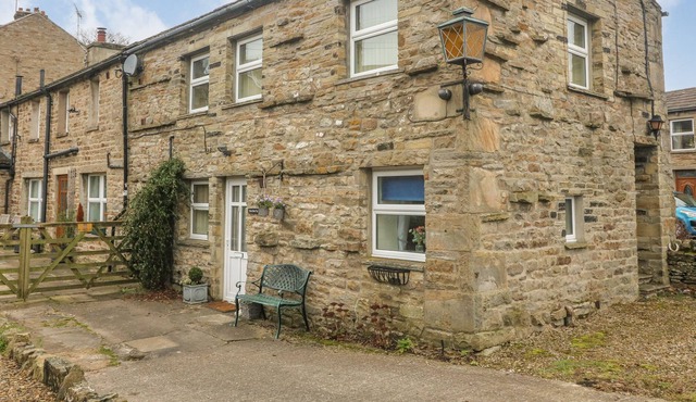 DALES BARN TOP, family friendly, character holiday cottage in Hawes