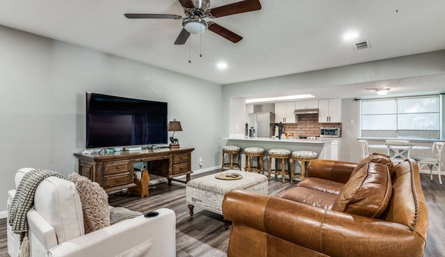 Dallas 3BR, Fiber Internet + Big Yard, Sleeps 7-8