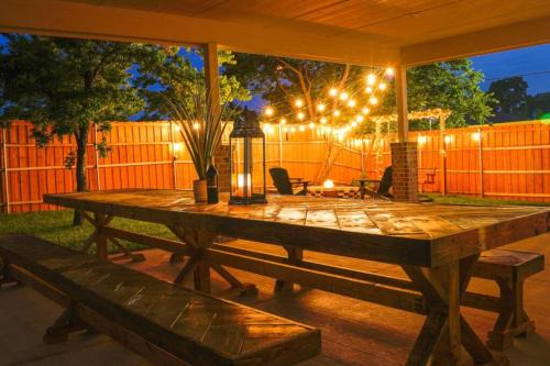 Dallas 4BR Large yard w HOT TUB , Fire pit and basketball Hoop