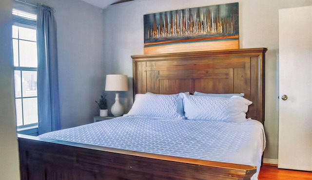 Dallas Getaway w/Hot Tub, Fire Pit & Detached Suite