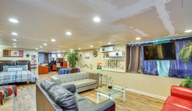 Dallas Studio w/Home Office - 4 Mi to Fair Park!