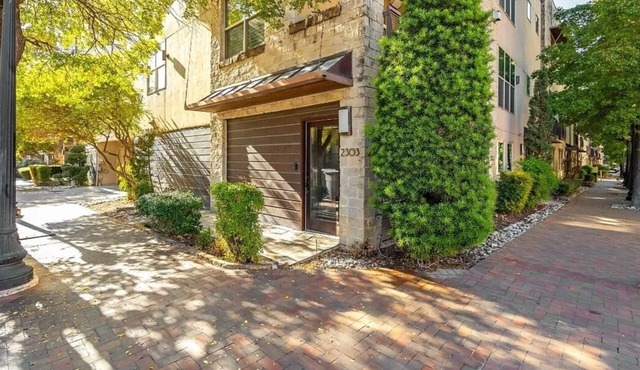 Dallas Townhouse with rooftop