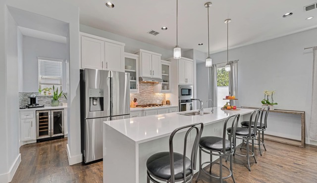 "Dallas View" Spacious 3-bedroom townhome
