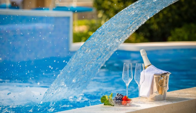Dalmatica Moderna - Holiday Home in Trogir Countryside with Heated Pool