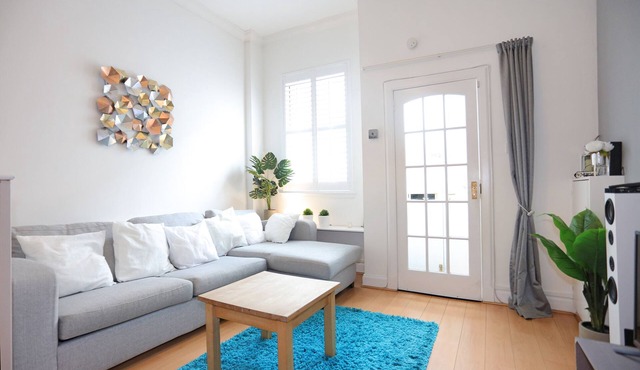 Dalmeny Street Apartment Bright Modern 1 Bed Flat - 10 Mins from City Centre