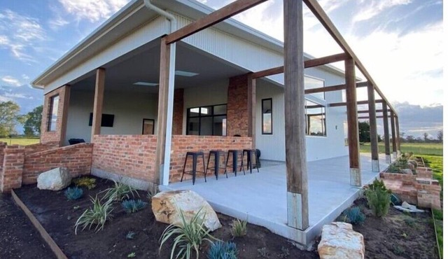 Dalrose Retreat - Luxury farm retreat, sleeps 8, pet friendly and close to town