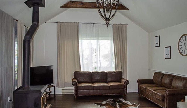 Dalrymple Blue- 3Br, Waterfront Cottage