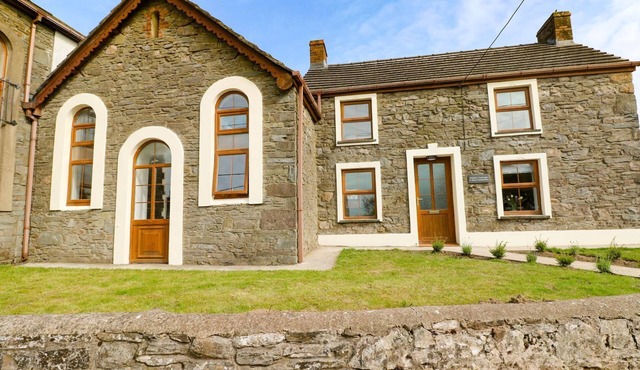 DALTON COTTAGE, pet friendly, character holiday cottage in Llansaint