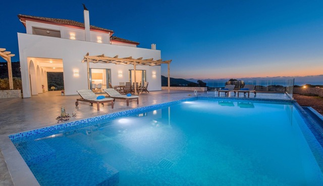 DaLuz Villa, lighthouse villa with private pool and sea view