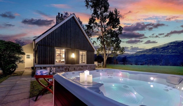 Dalveich Cottage w/hot tub & stunning views