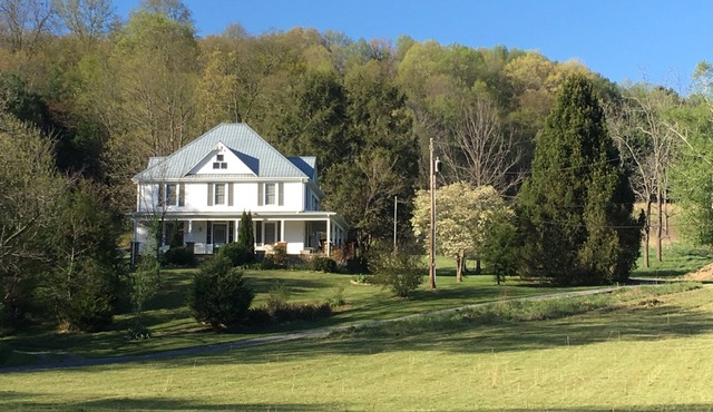 Damascus,VA-3BR Farmhouse close to Town, Creeper Trail & river!