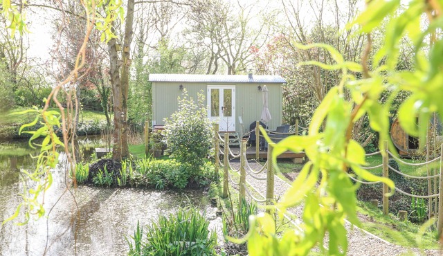DAMSEL SHEPHERDS HUT, romantic, with hot tub in Badwell Ash