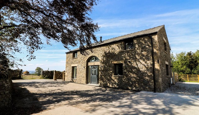 DAMSON BARN, family friendly, with hot tub in Kirkby Lonsdale