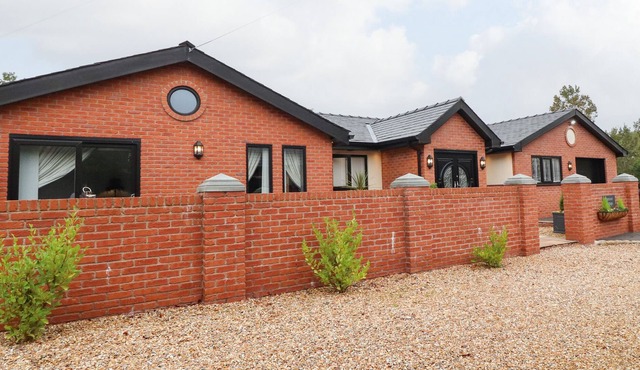 DAMSON COTTAGE, luxury holiday cottage, with hot tub in Stalmine