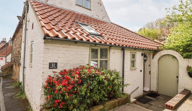 DAMSON COTTAGE, family friendly, with a garden in Whitby