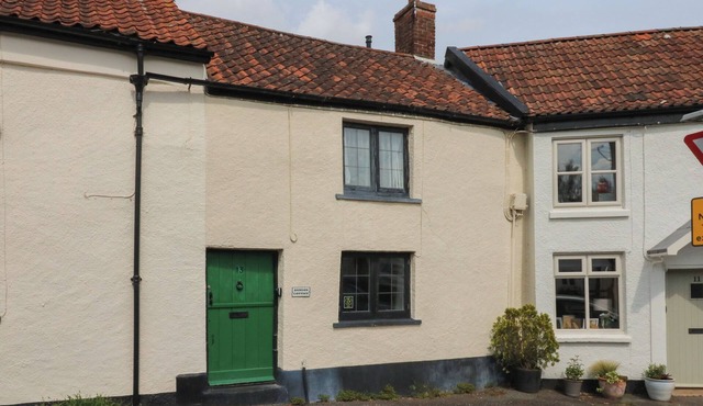 DAMSON COTTAGE, pet friendly, with open fire in Nether Stowey