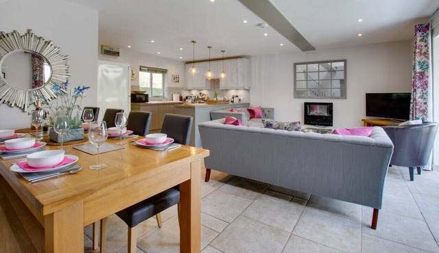 Damson Cottage - Three Bedroom House, Sleeps 6