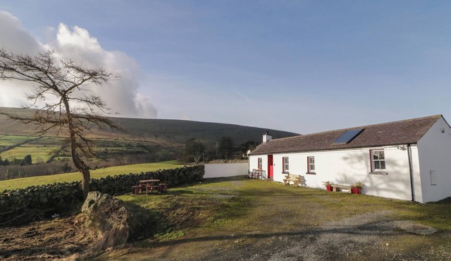 DAN WHITE'S COTTAGE, pet friendly, with open fire in Rostrevor
