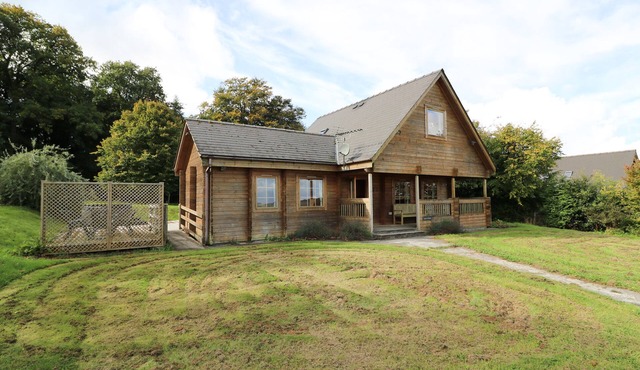 DAN Y COED, pet friendly, character holiday cottage in Presteigne