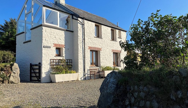 Dan y Garn, Holiday Home Nr Whitesands, Sleeps 5, 3 bedrooms, bathrooms