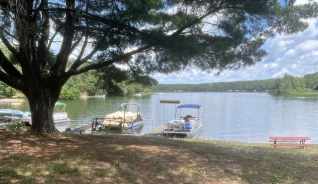 DANBURY 3 BEDROOM LAKEFRONT CABIN