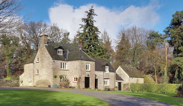 DANBY LODGE, pet friendly, character holiday cottage in Yorkley