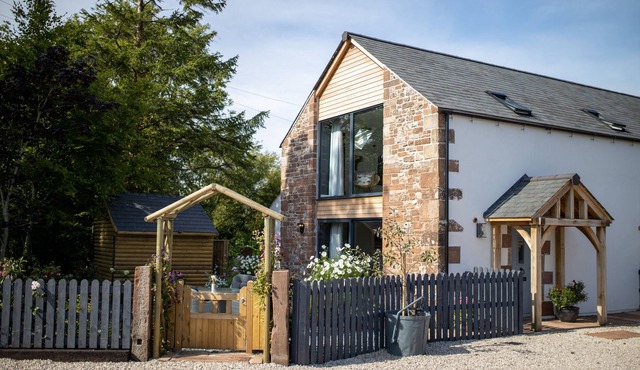 Dandelion Cottage with hot tub, Dalston, Carlisle, Lakes, Hadrian's Wall, Lake