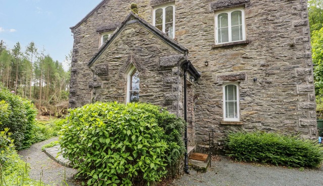 DANES COURT, family friendly, with open fire in Grange-Over-Sands