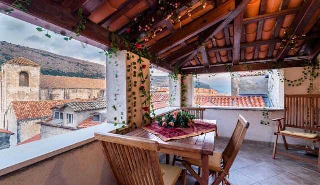 Daniela Old Town three bedroom apartment