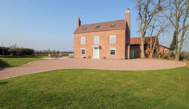 DANIELS FARMHOUSE, luxury holiday cottage, with hot tub in Claines