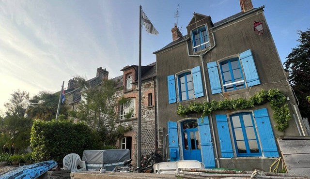Dans L'un des Plus Beaux Villages de France, les Pieds Dans L'eau