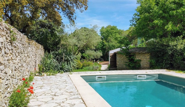 Dans un Écrin de Verdure , Mazet et Piscine Privée Sans Vis-à-vis