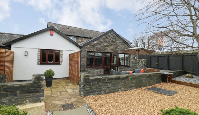 DANT Y LLEW, family friendly, with hot tub in Bow Street, Wales