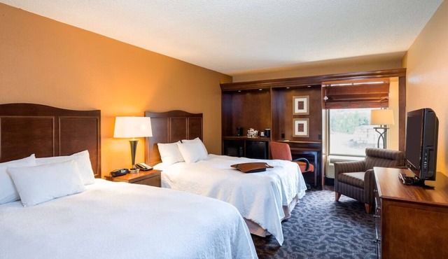 Danville Charm: Spacious Rooms with Easy Access to Route 80! Free Parking