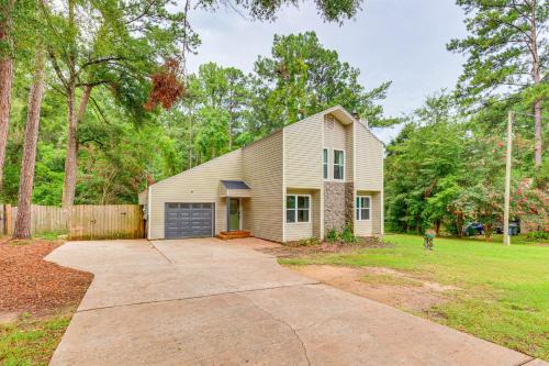 Daphne Home w/Deck: Close to Beaches & Parks!