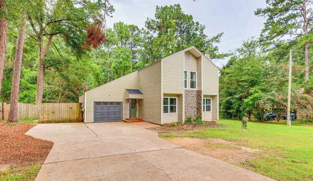 Daphne Home w/Deck: Close to Beaches & Parks!