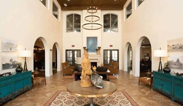 Daphne: Stylish Lux Condo: Pool, Balcony, near Riverwalk, AFB.