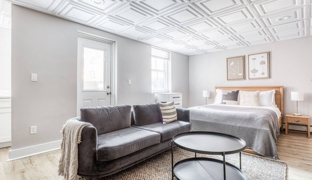 Dapper Back Bay Studio, Steps from Newbury St. w/patio by Blueground