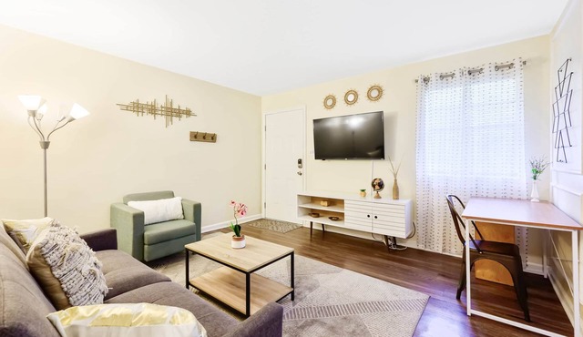 ★Dapper Digs★ King Bed ★ Long Term Stays ★ Duke★
