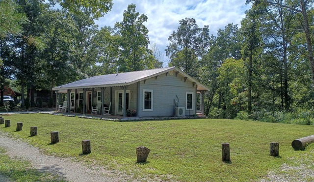 Dappled Grey Cabin with hot tub at Red River Gorge