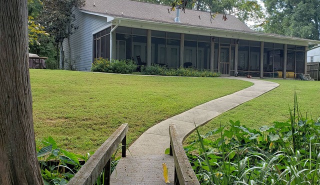 Darby's Lakehouse Retreat