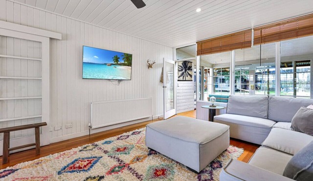 Dare Street Family Getaway- Walk to beach, pets ok