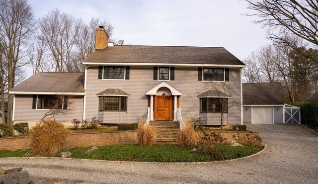 Darien Family Home with Bedroom/Nursery - sleeps 12 & easy 50 min. train to NYC